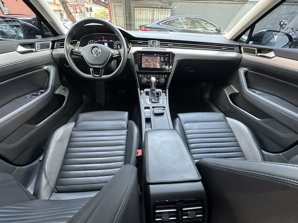 VOLKSWAGEN Passat - Miniatura