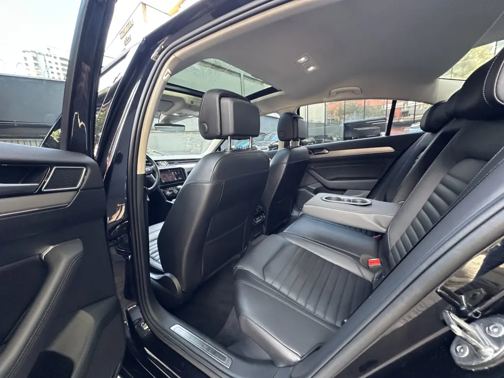 VOLKSWAGEN Passat - Miniatura