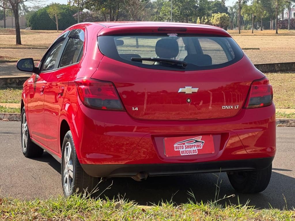 CHEVROLET Onix Hatch - Foto