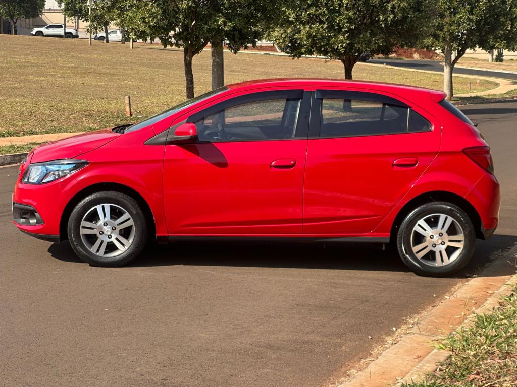 CHEVROLET Onix Hatch - Foto