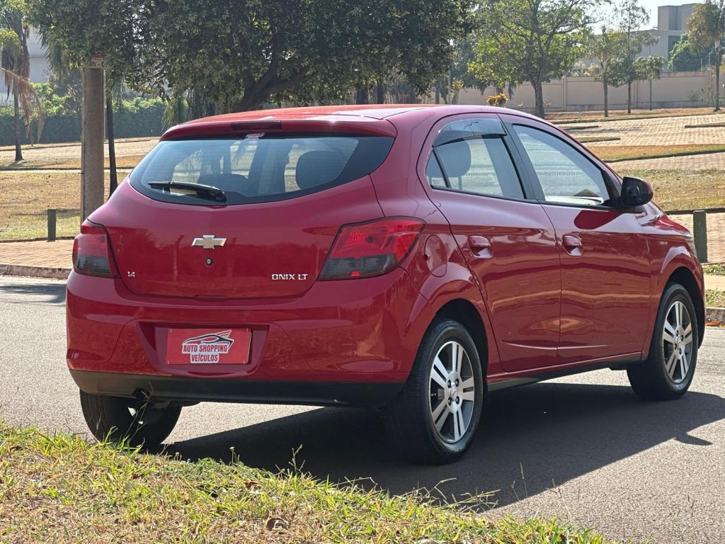 CHEVROLET Onix Hatch - Foto