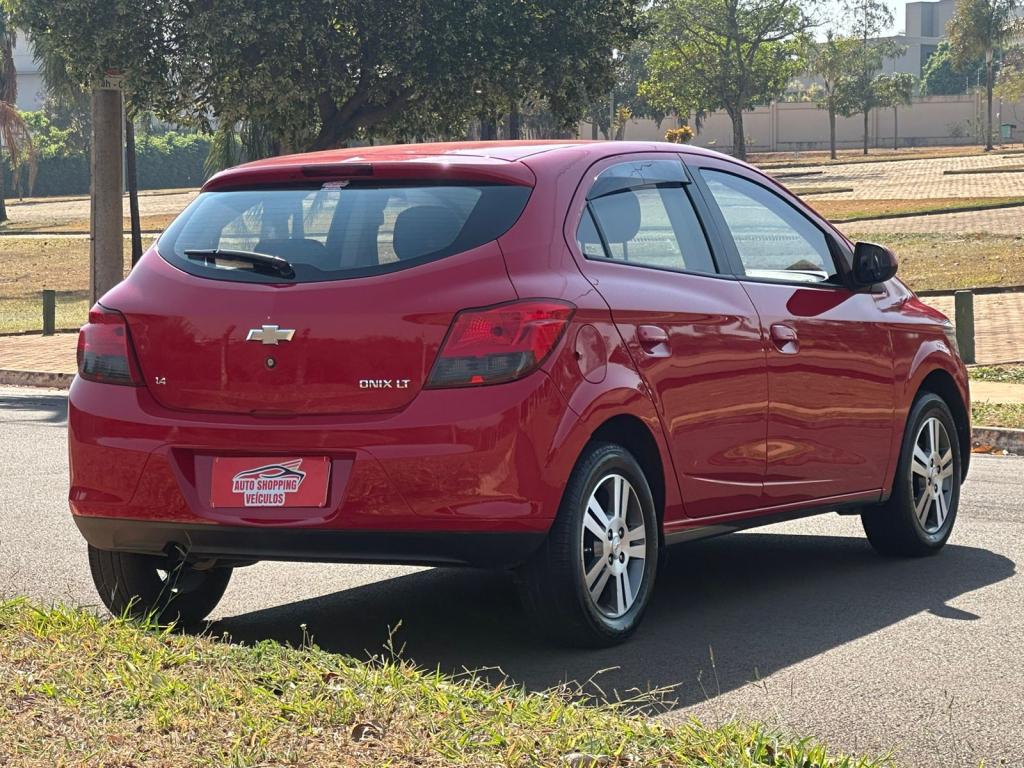 CHEVROLET Onix Hatch - Foto