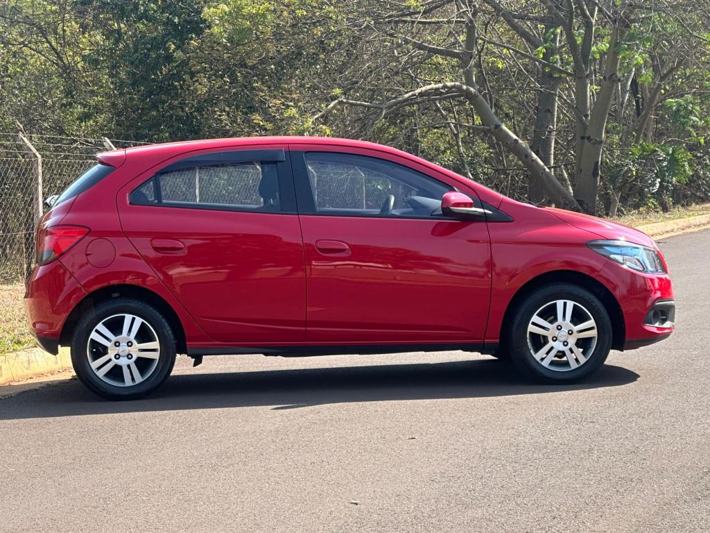 CHEVROLET Onix Hatch - Foto