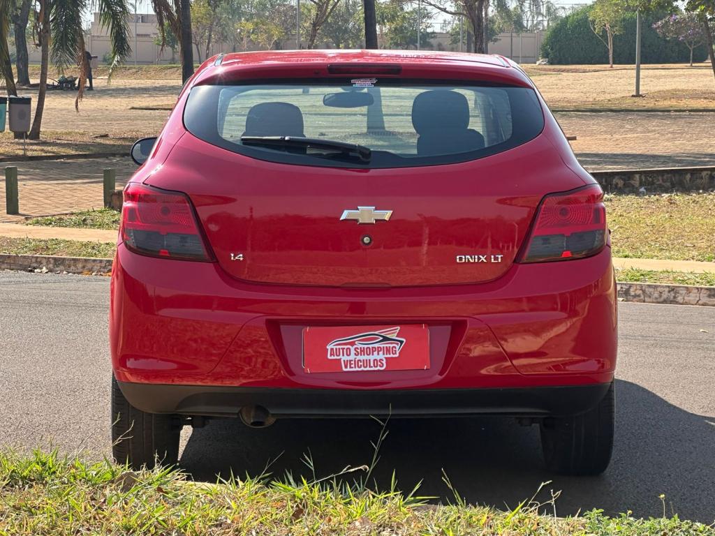 CHEVROLET Onix Hatch - Foto