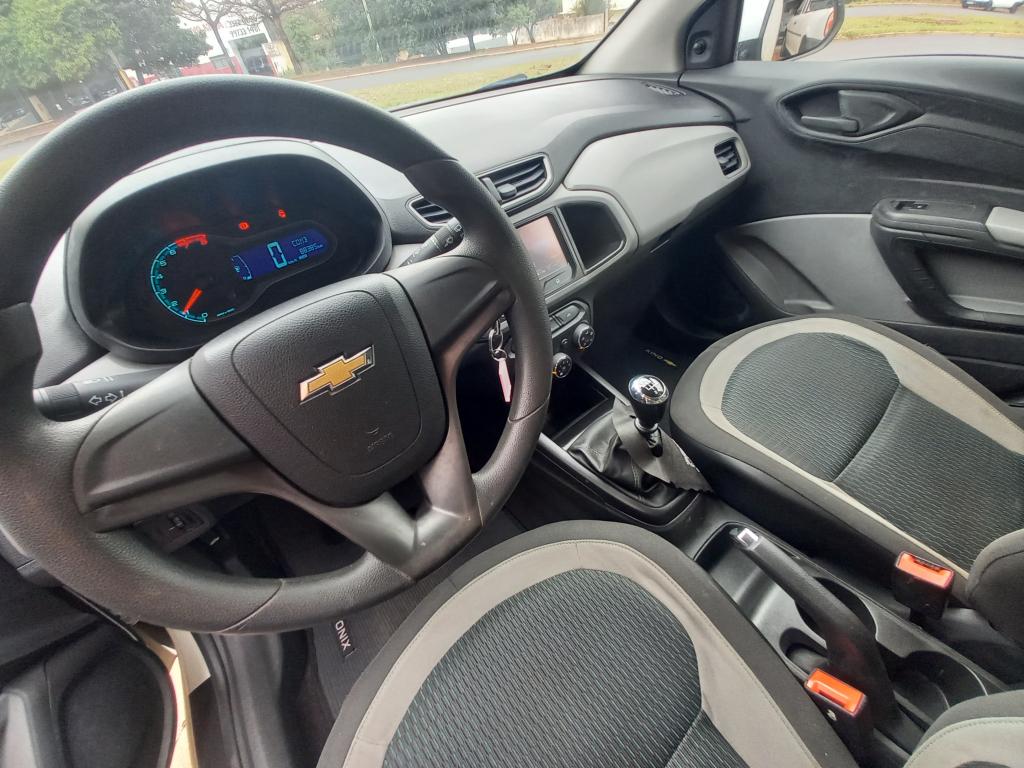 CHEVROLET Onix Hatch - Foto