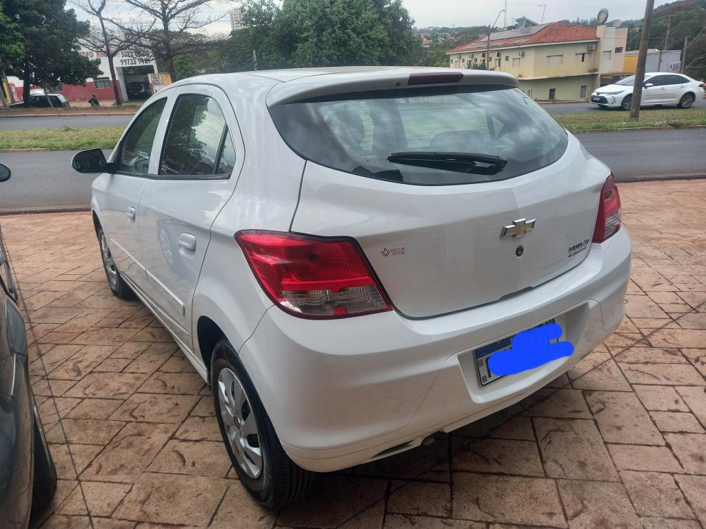 CHEVROLET Onix Hatch - Foto