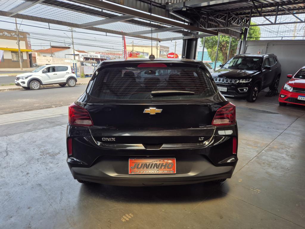 CHEVROLET Onix Hatch - Foto