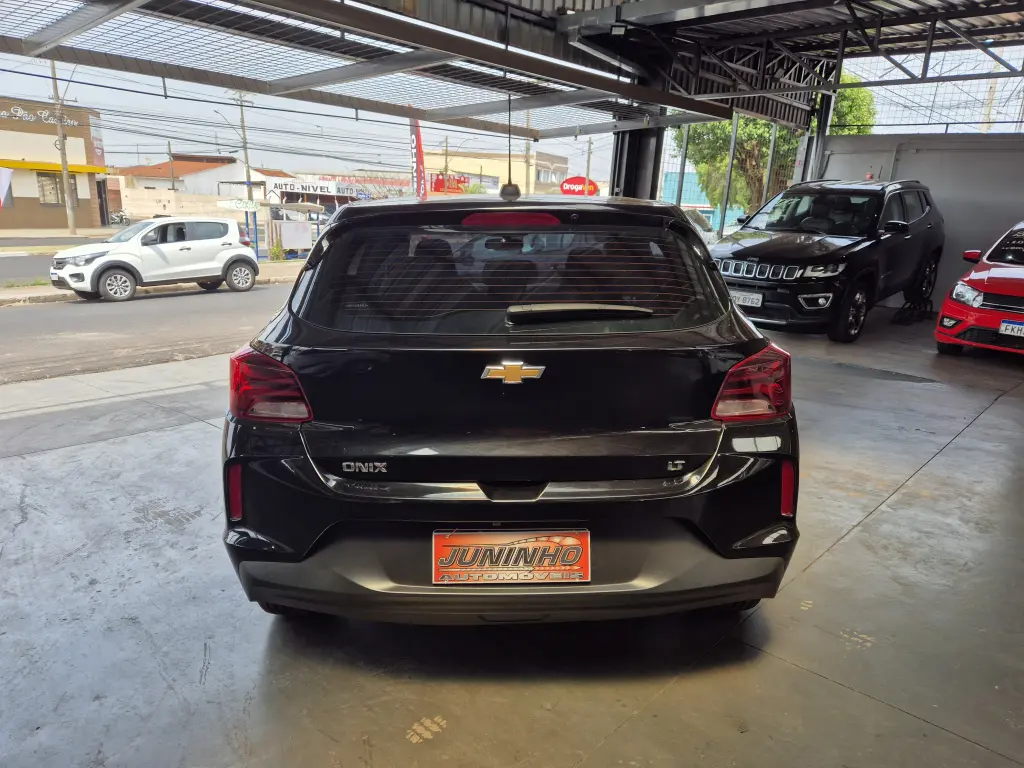 CHEVROLET Onix Hatch - Foto