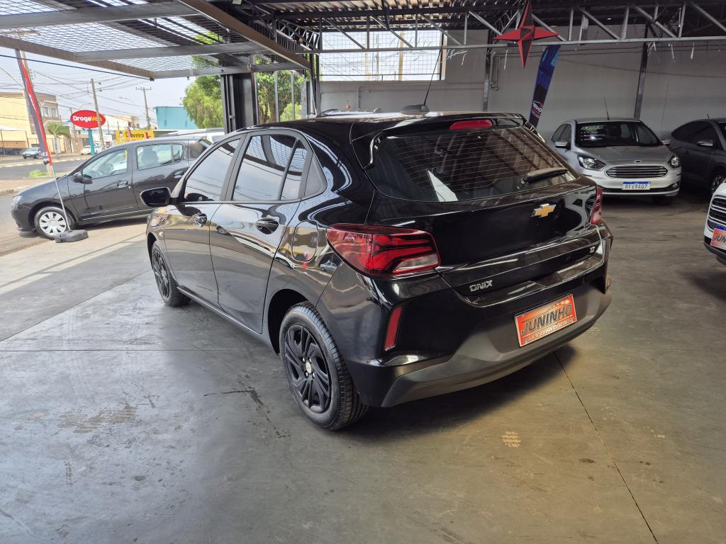 CHEVROLET Onix Hatch - Foto