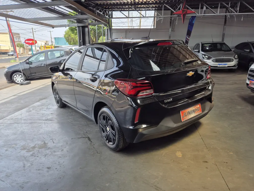 CHEVROLET Onix Hatch - Foto