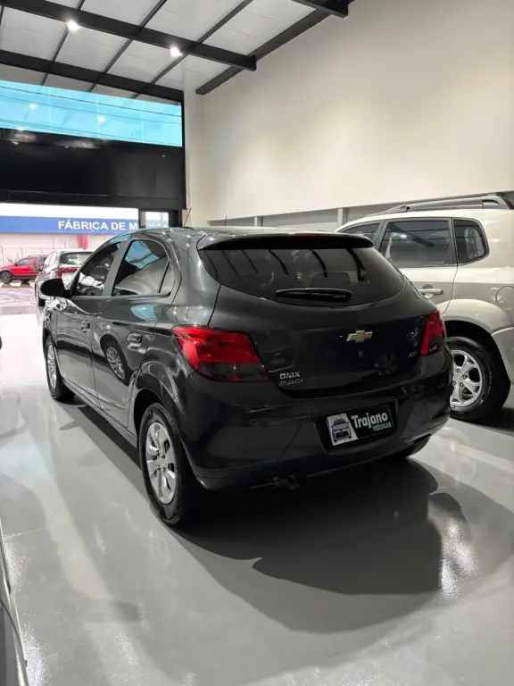 CHEVROLET Onix Hatch - Foto
