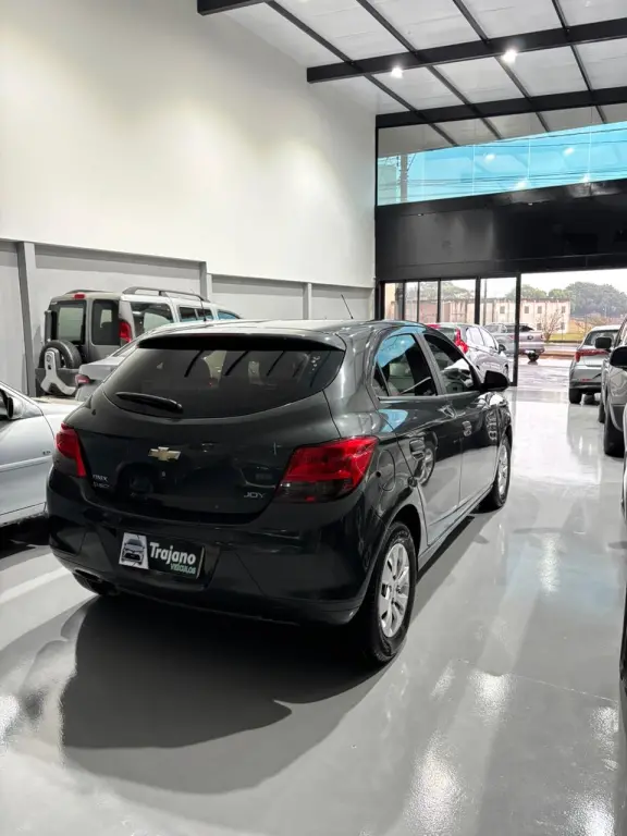 CHEVROLET Onix Hatch - Foto