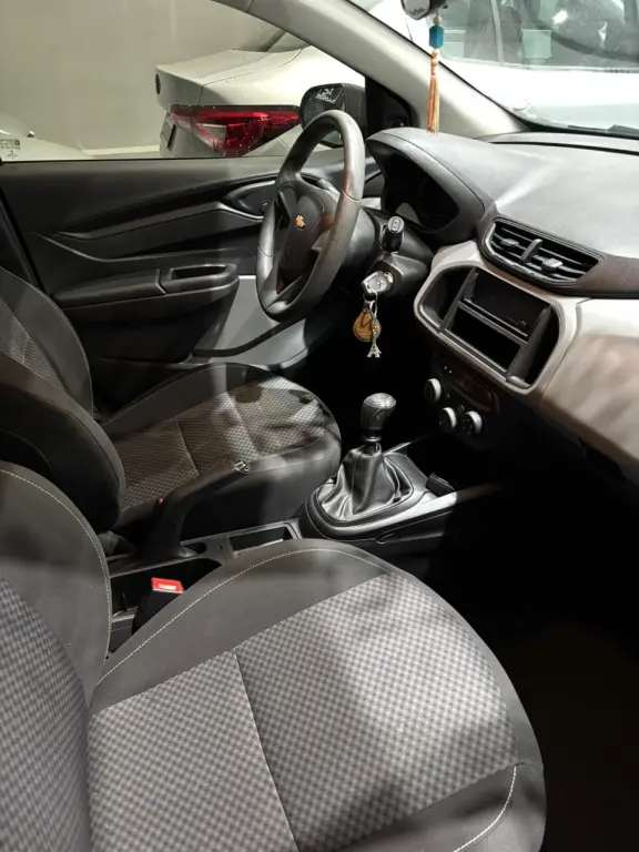 CHEVROLET Onix Hatch - Foto