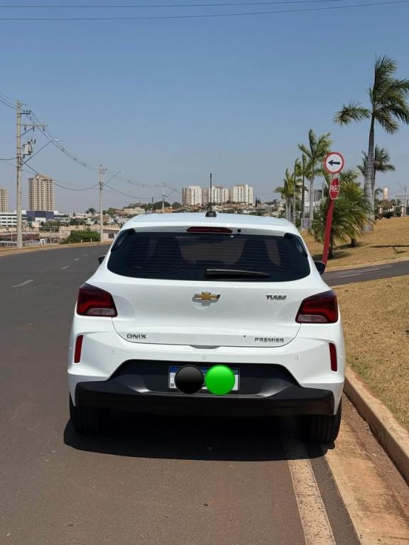 CHEVROLET Onix Hatch - Foto