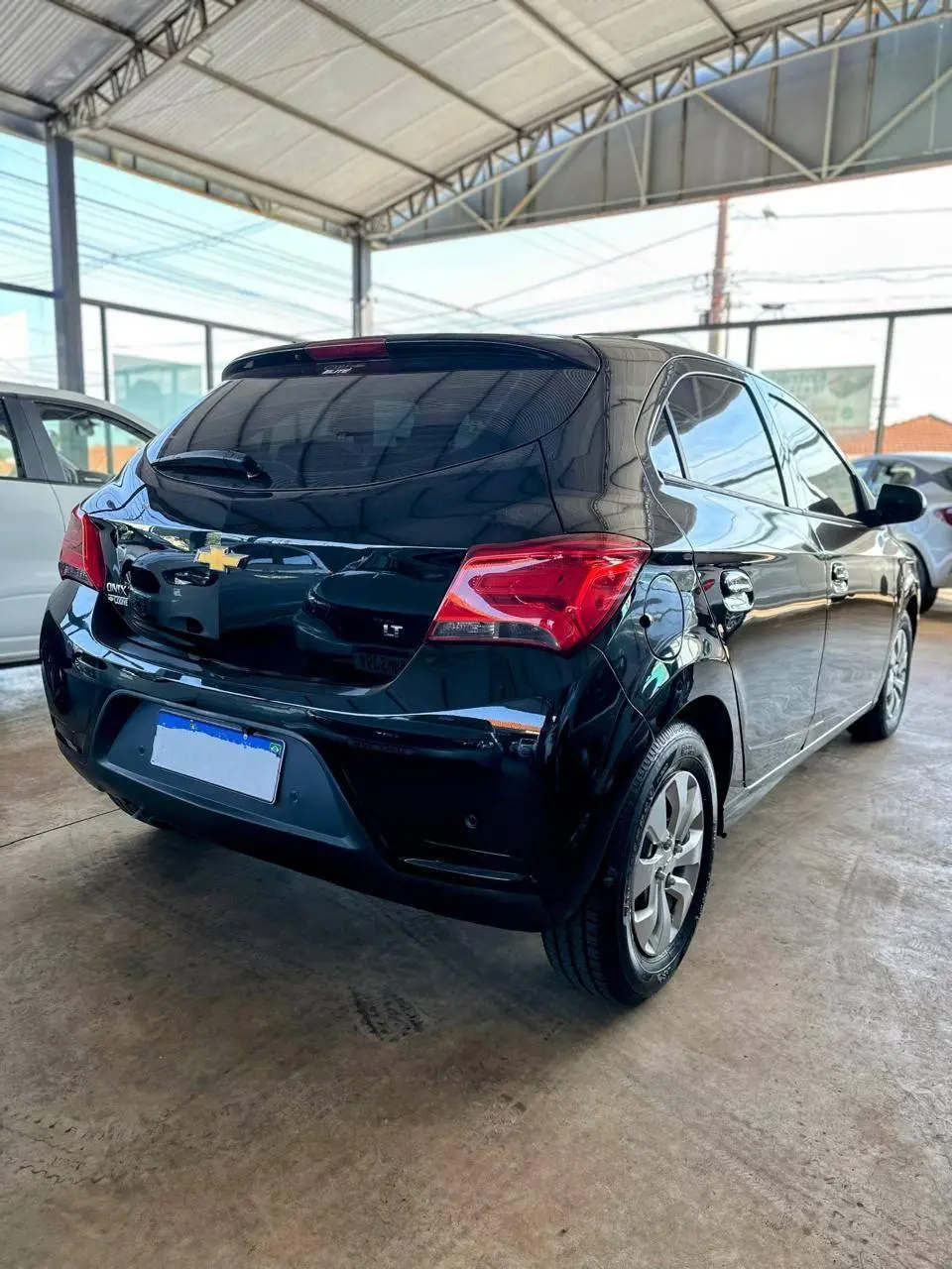 CHEVROLET Onix Hatch - Foto