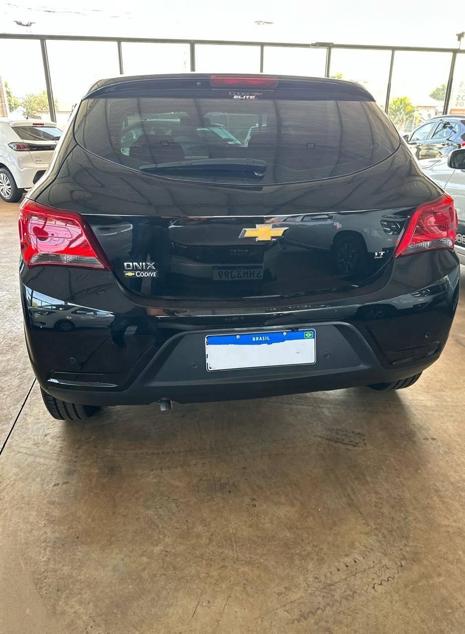 CHEVROLET Onix Hatch - Foto