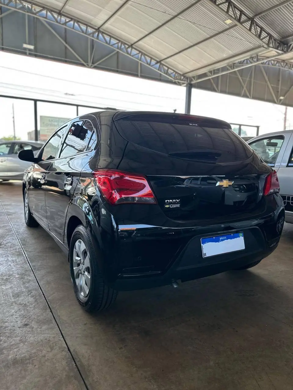 CHEVROLET Onix Hatch - Foto