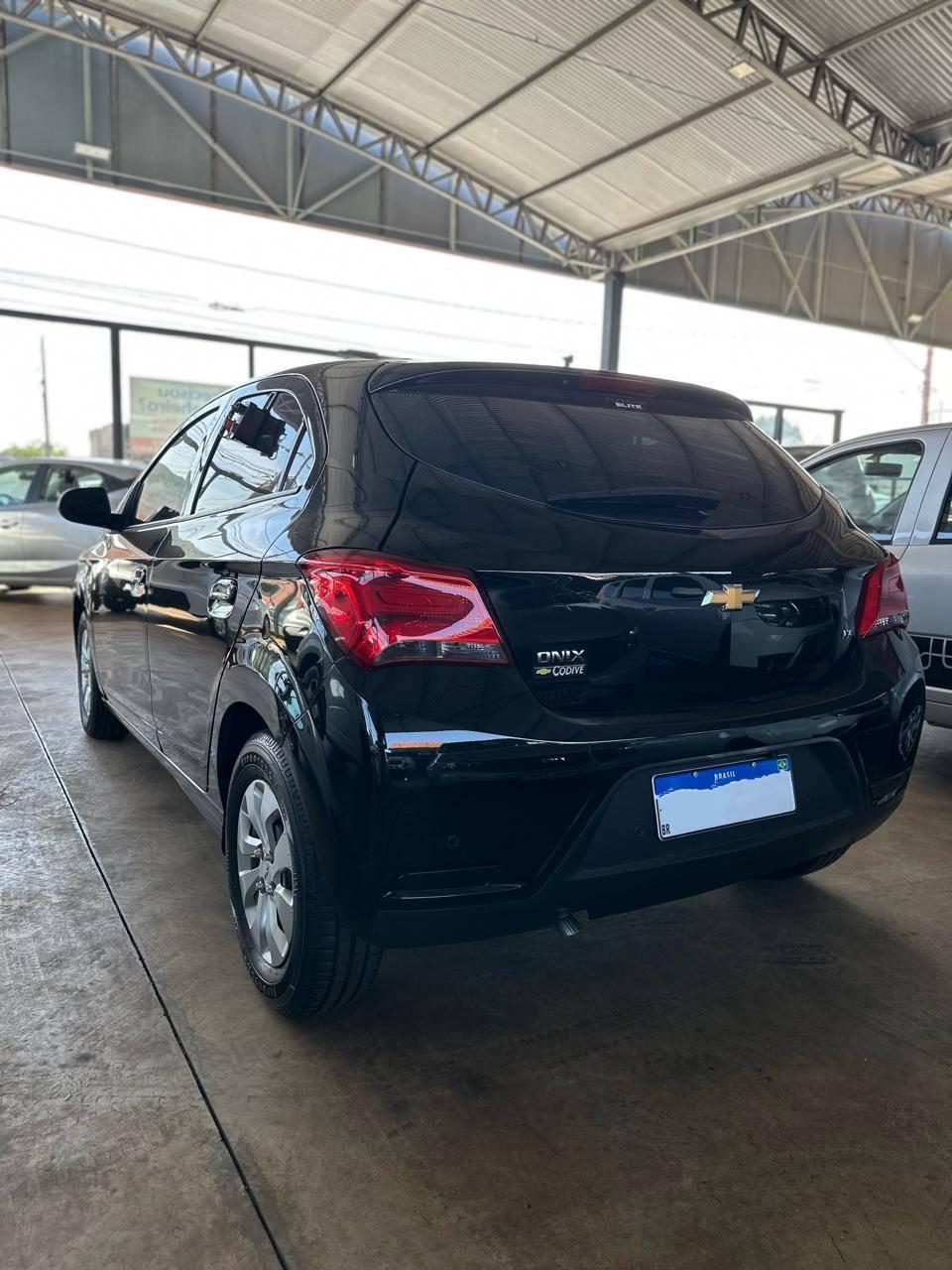 CHEVROLET Onix Hatch - Foto