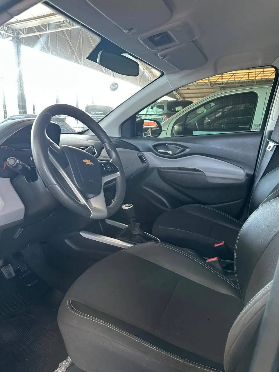 CHEVROLET Onix Hatch - Foto