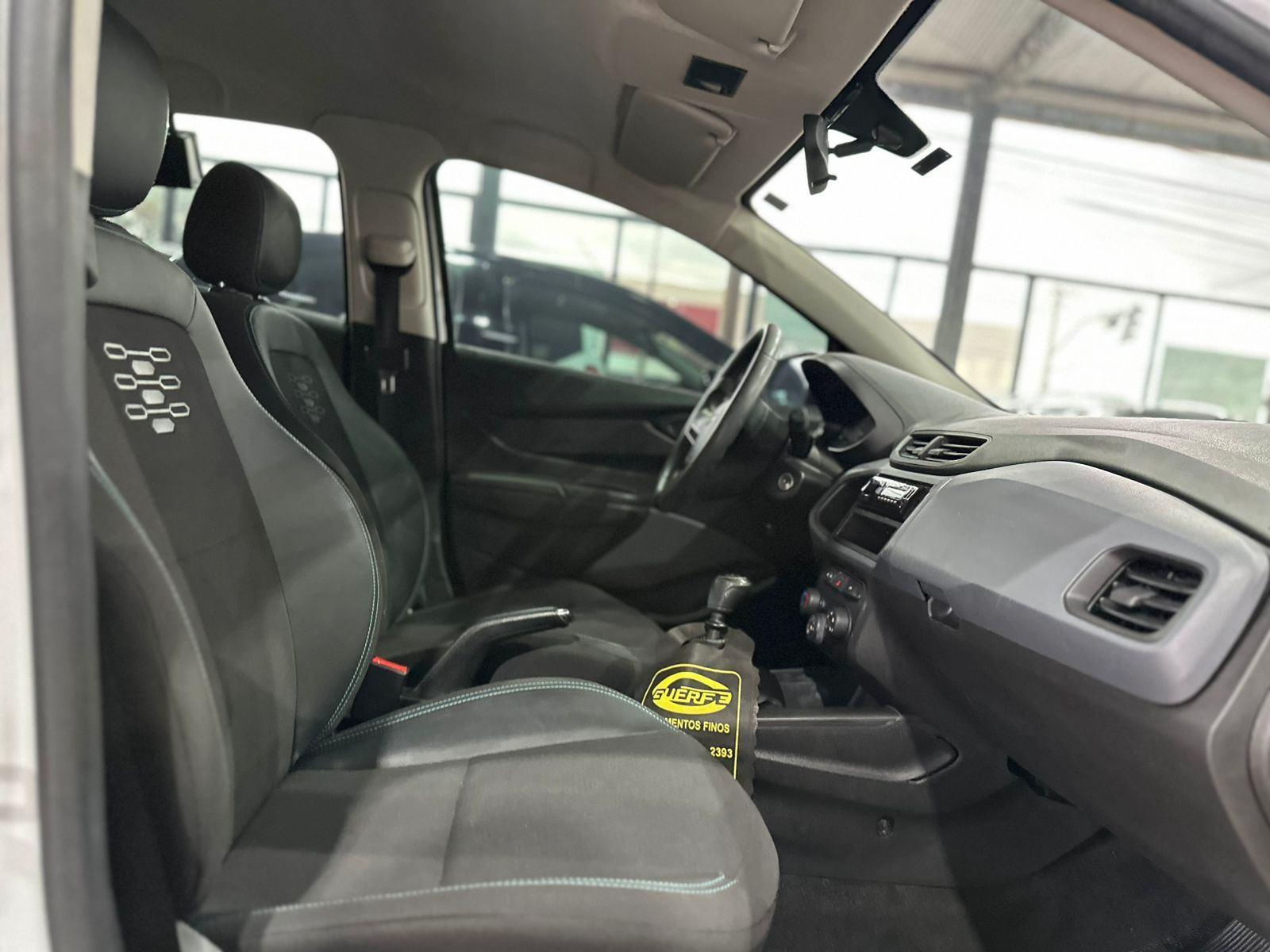 CHEVROLET Onix Hatch - Foto