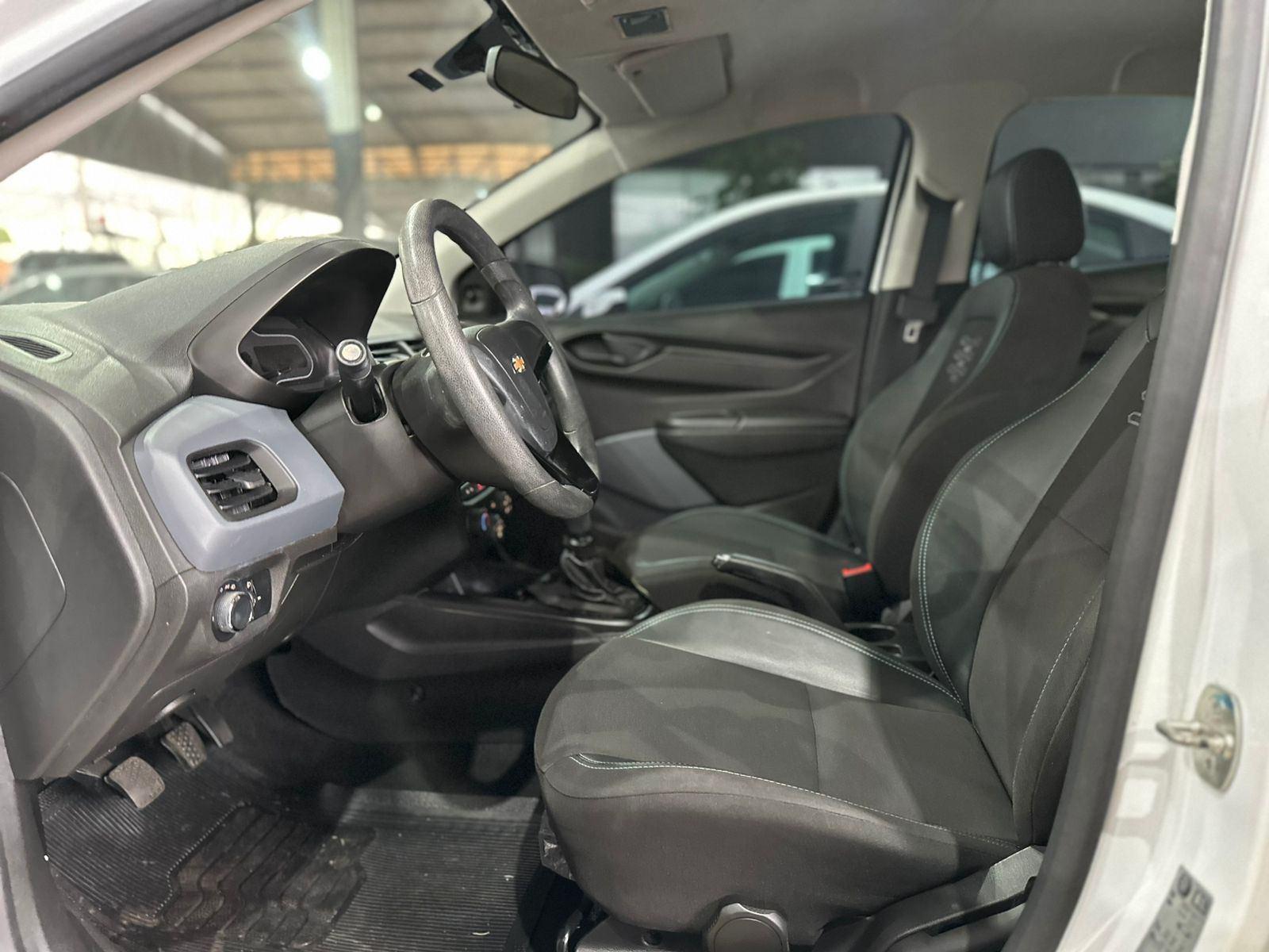 CHEVROLET Onix Hatch - Foto