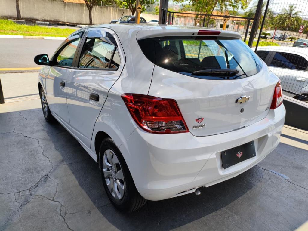 CHEVROLET Onix Hatch - Foto