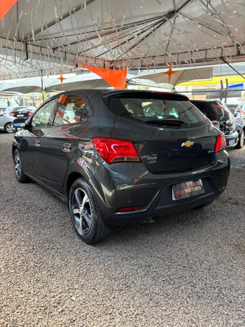 CHEVROLET Onix Hatch - Foto