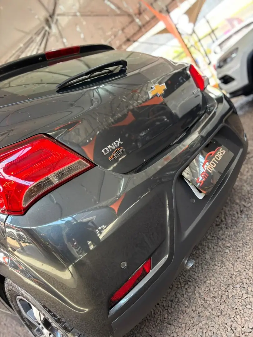 CHEVROLET Onix Hatch - Foto