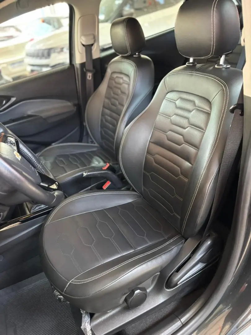 CHEVROLET Onix Hatch - Foto