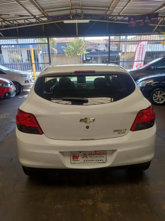 CHEVROLET Onix Hatch - Foto