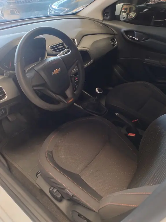 CHEVROLET Onix Hatch - Foto