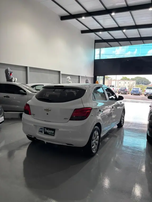 CHEVROLET Onix Hatch - Foto