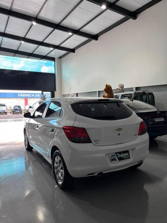 CHEVROLET Onix Hatch - Foto