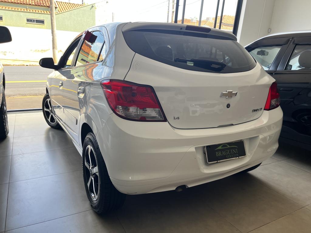 CHEVROLET Onix Hatch - Foto