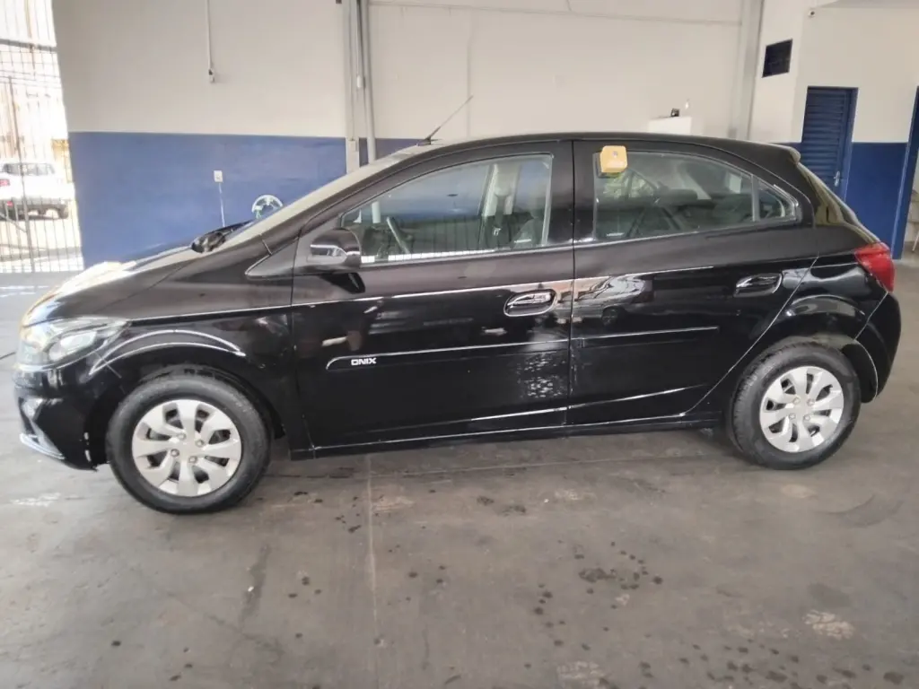 CHEVROLET Onix Hatch - Foto
