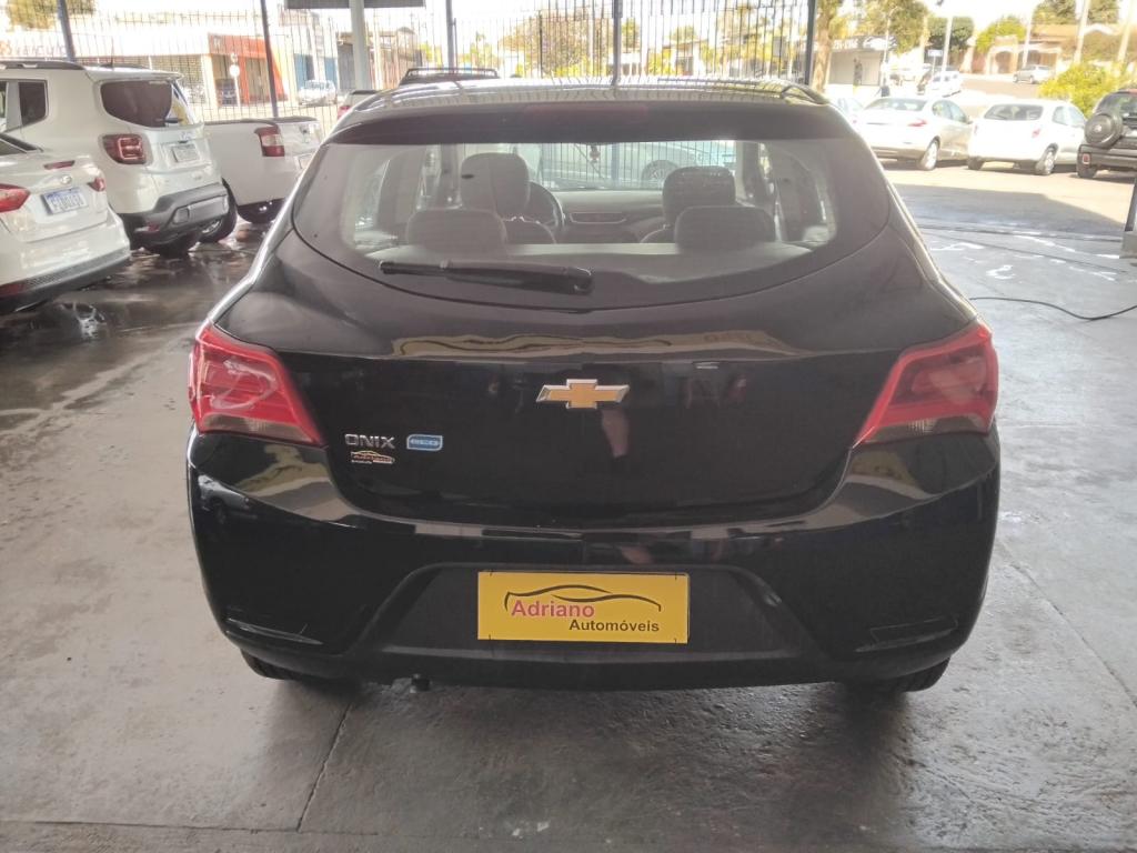 CHEVROLET Onix Hatch - Foto