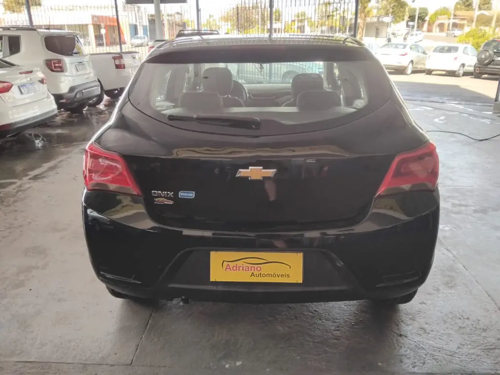 CHEVROLET Onix Hatch - Foto