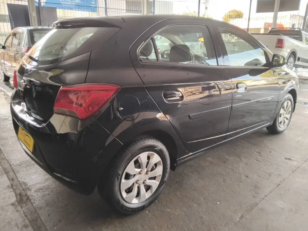 CHEVROLET Onix Hatch - Foto