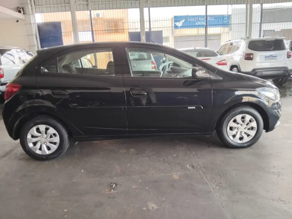 CHEVROLET Onix Hatch - Foto