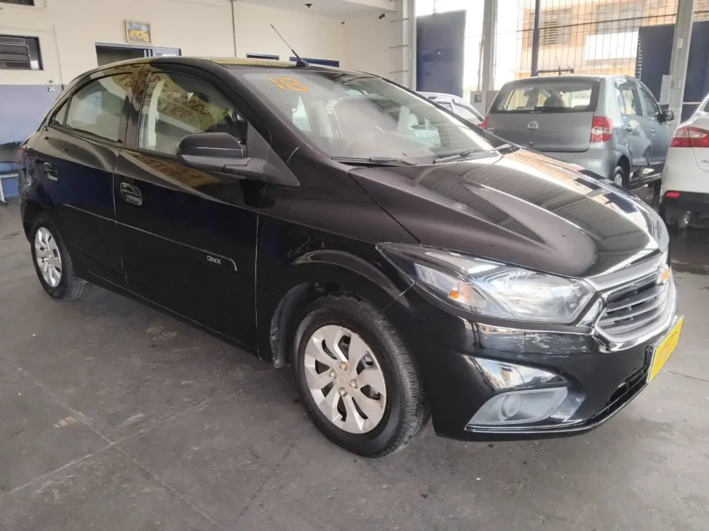 CHEVROLET Onix Hatch - Foto