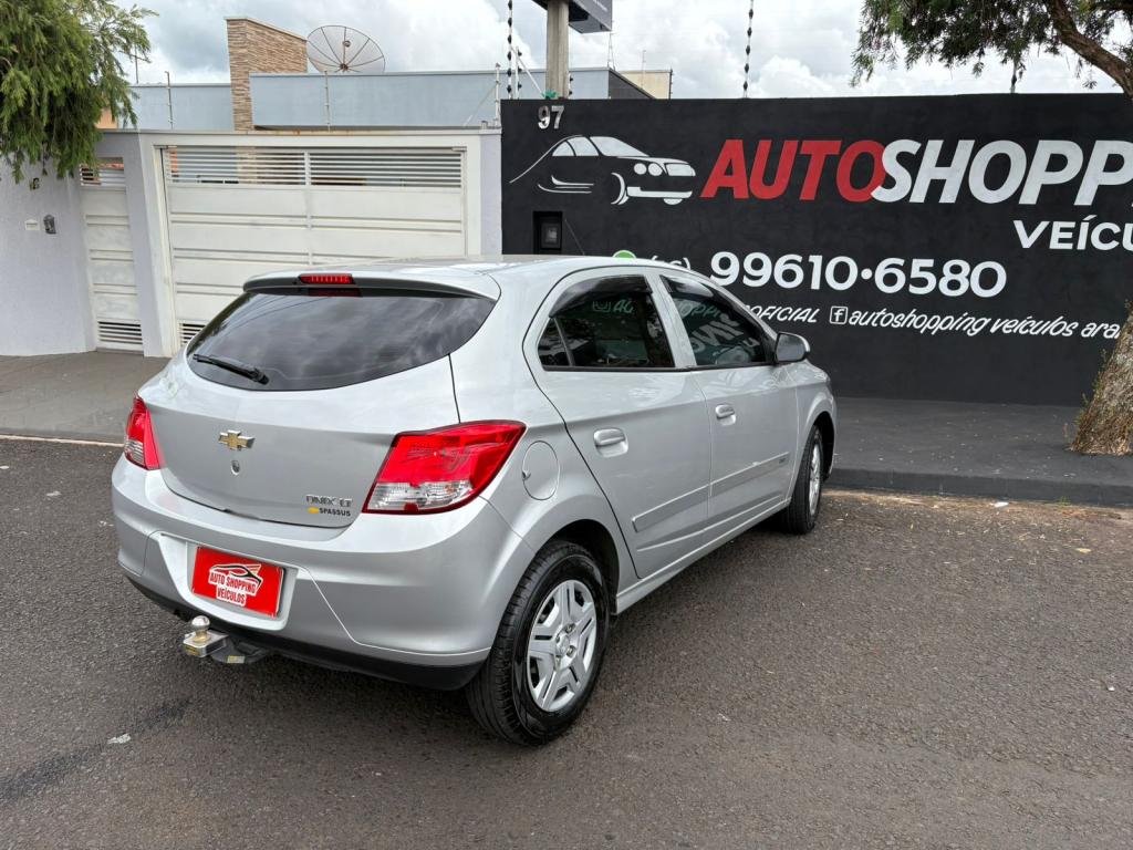 CHEVROLET Onix Hatch - Foto