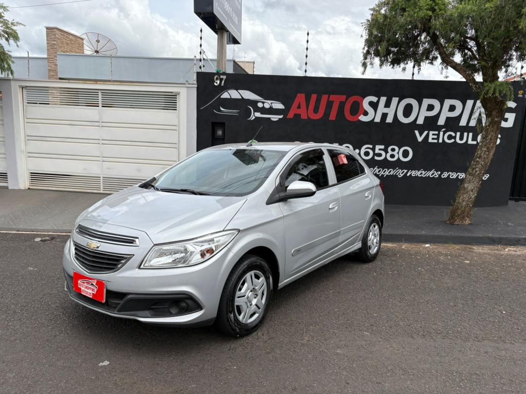 CHEVROLET Onix Hatch - Foto