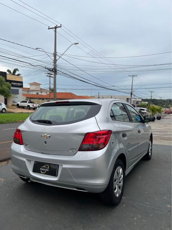 CHEVROLET Onix Hatch - Foto