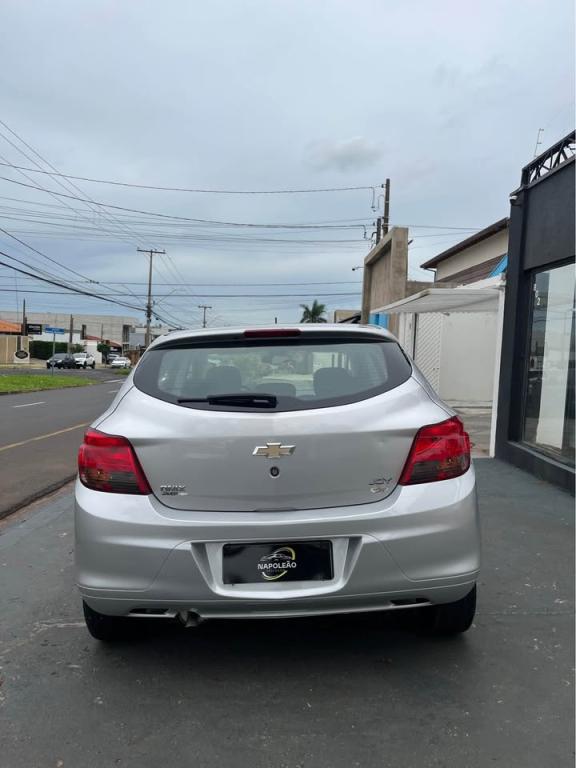 CHEVROLET Onix Hatch - Foto