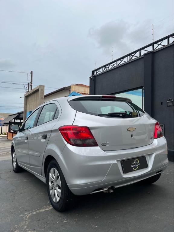 CHEVROLET Onix Hatch - Foto