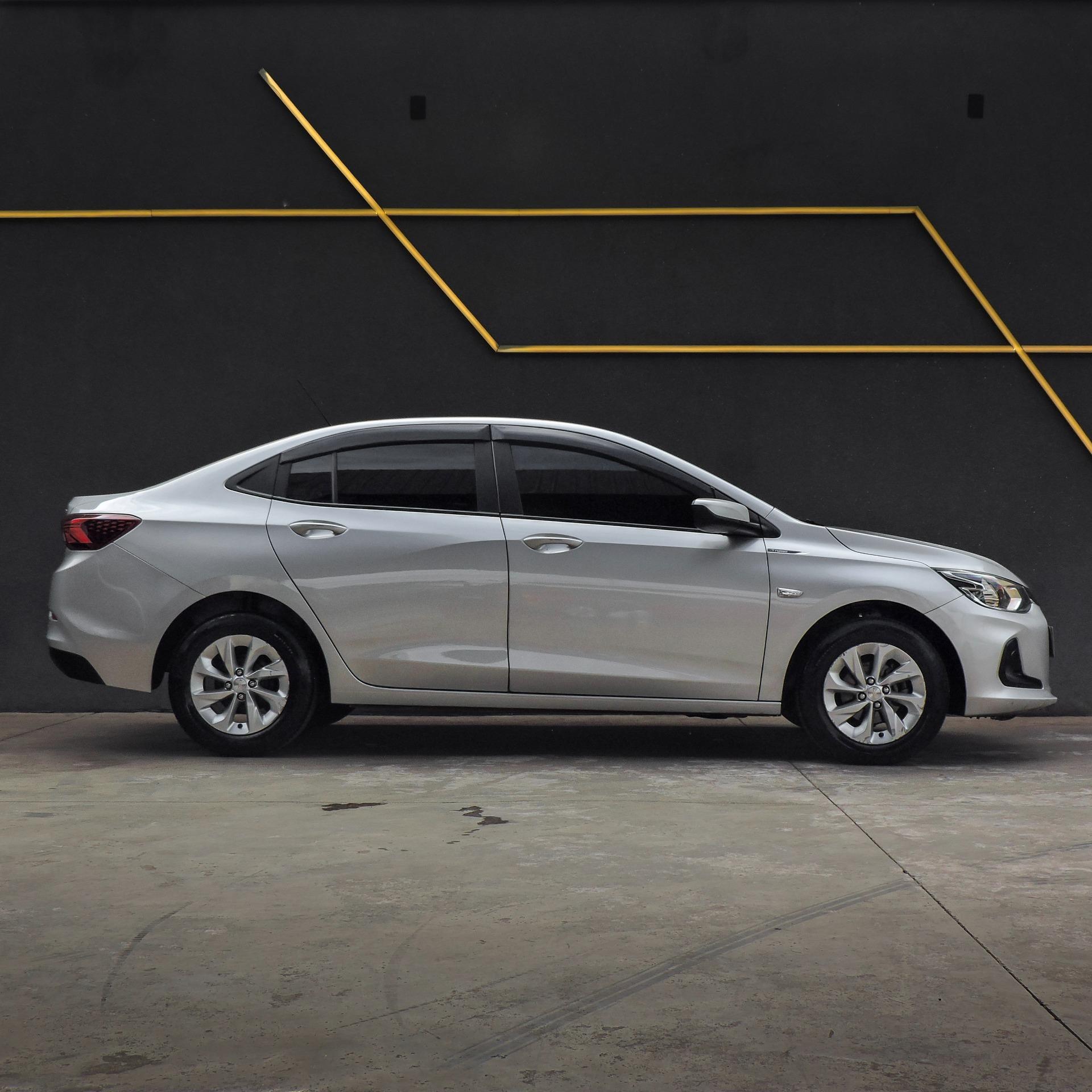 CHEVROLET Onix Hatch - Foto