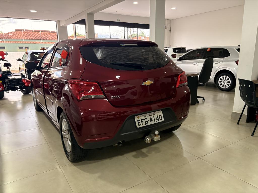 CHEVROLET Onix Hatch - Foto