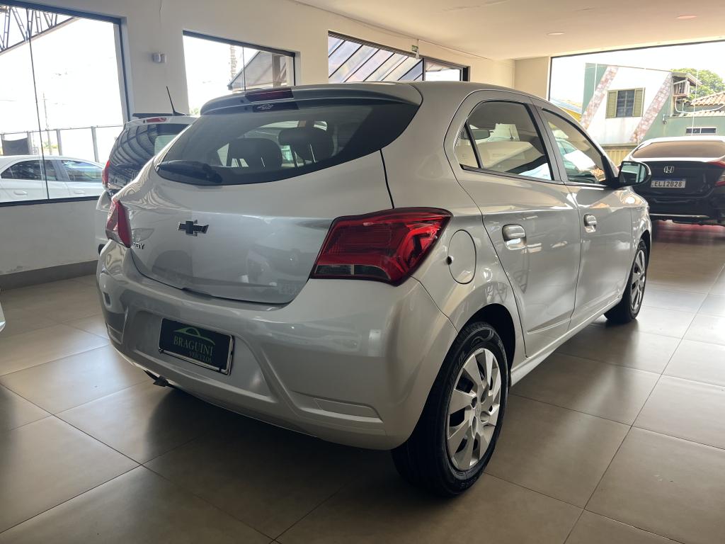CHEVROLET Onix Hatch - Foto