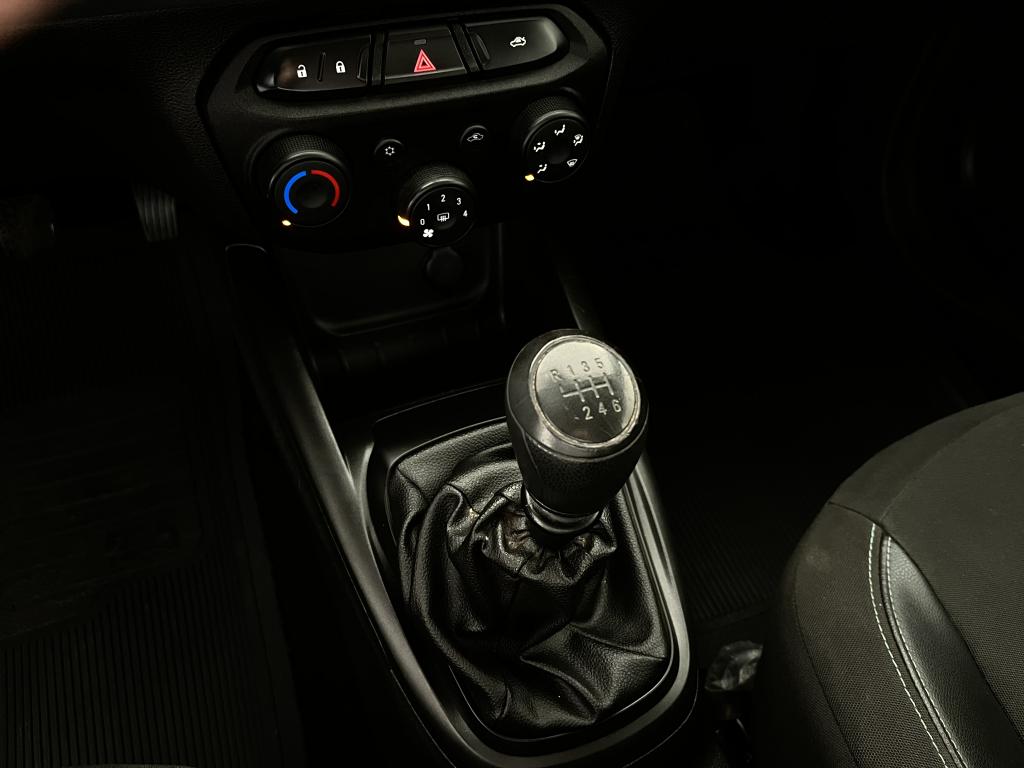 CHEVROLET Onix Hatch - Foto