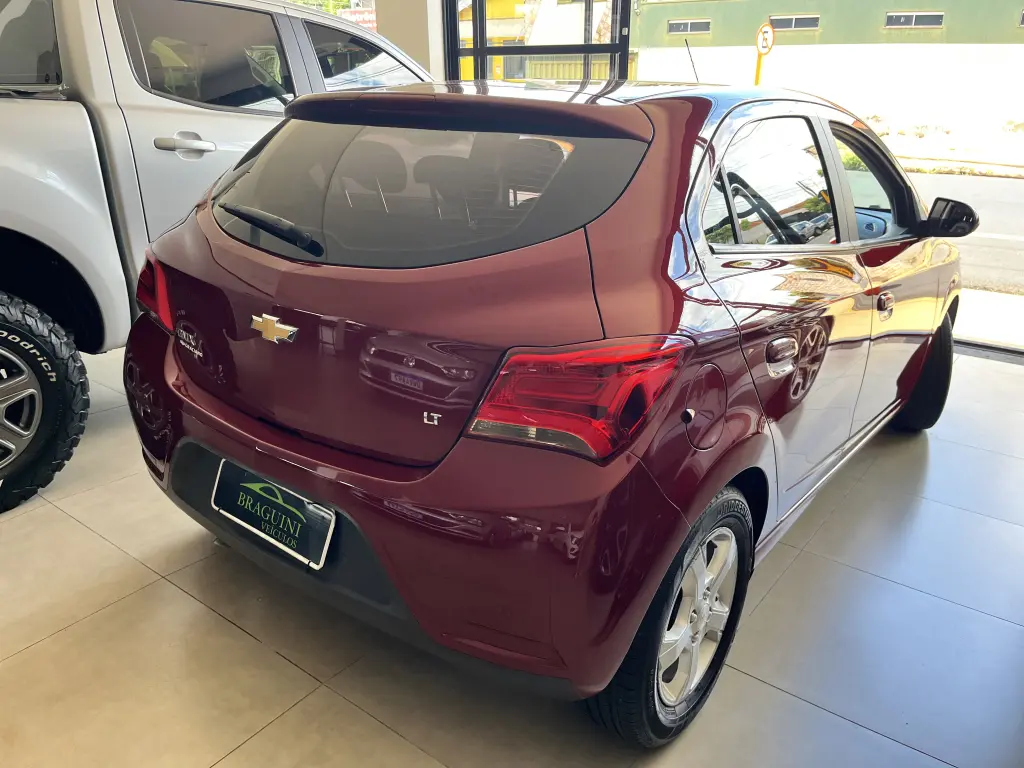 CHEVROLET Onix Hatch - Foto